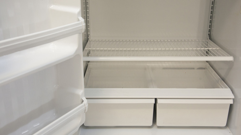 Étagères inférieures et bacs à légumes d'un réfrigérateur vide