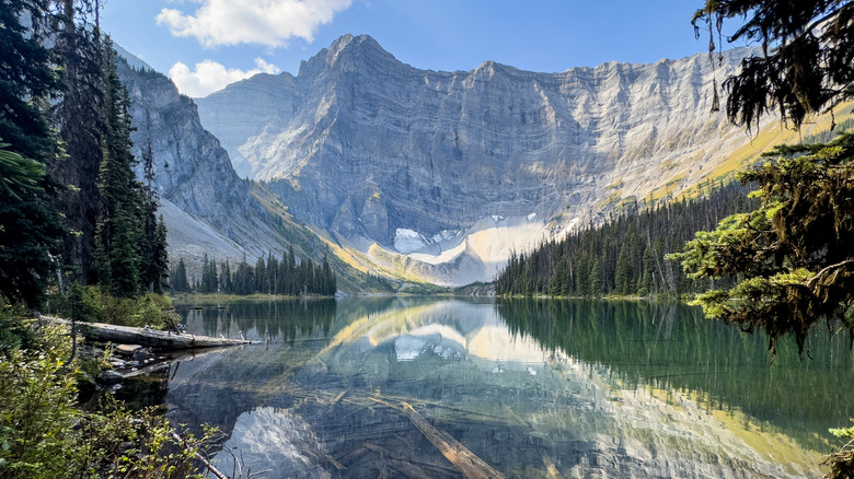 montagnes reflétées dans les eaux calmes du lac Rawson, dans le parc provincial Peter Lougheed