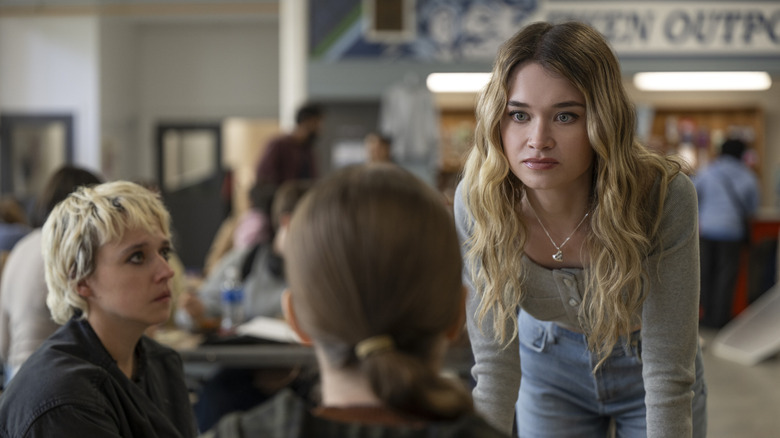 Chris regarde Carrie à la cafétéria dans Carrie (2026)