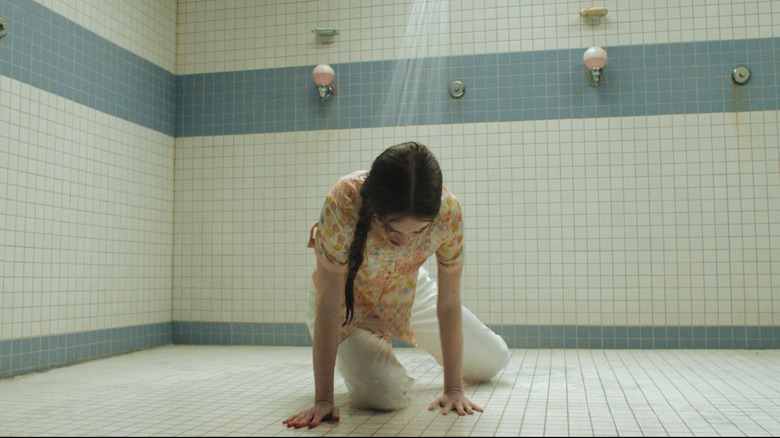 Carrie, bouleversée sous la douche dans Carrie (2026)