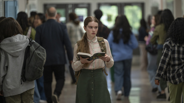 Carrie tient un livre dans le couloir de l'école à Carrie (2026)