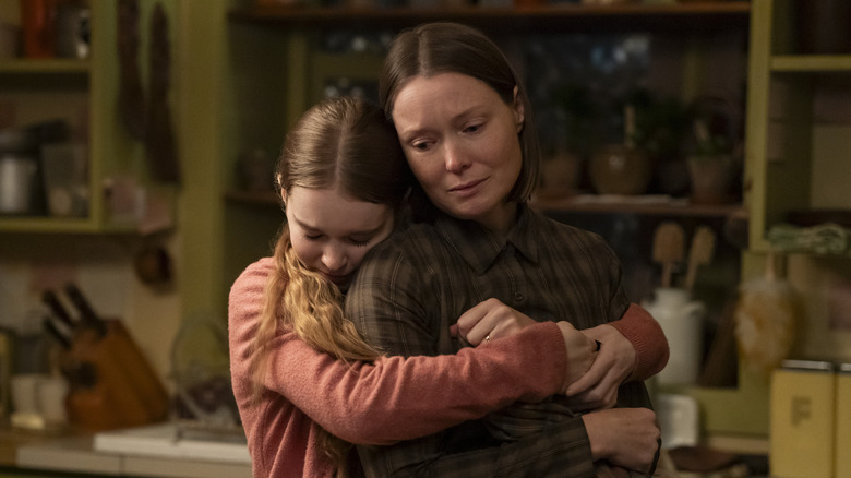 Carrie embrasse Margaret dans Carrie (2026)
