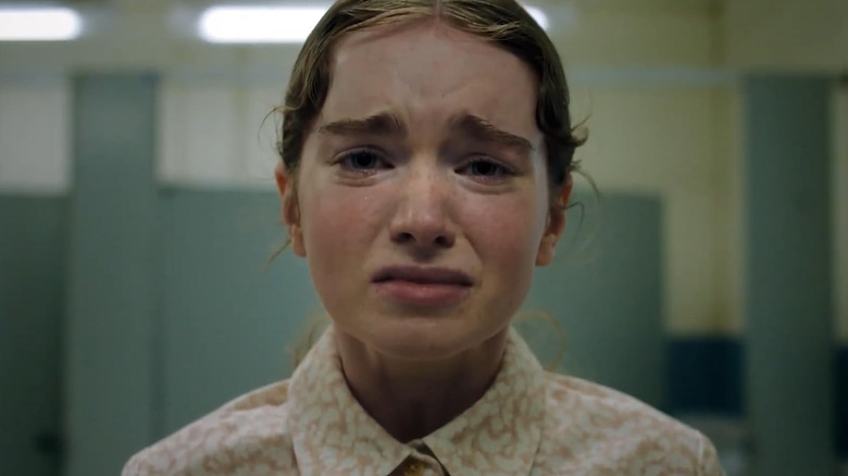 Carrie est bouleversée dans les toilettes de l'école dans Carrie (2026)