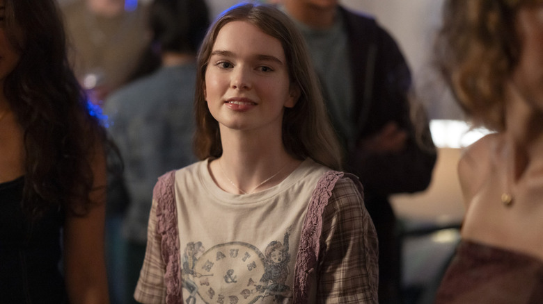 Carrie a l'air heureuse lors d'une fête dans Carrie (2026)