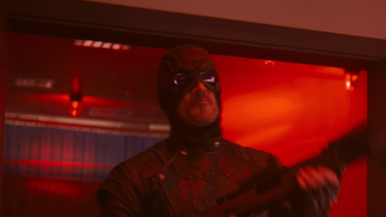Todd Stashwick dans le rôle du Paladin franchissant une porte avec une arme à la main dans VisionQuest