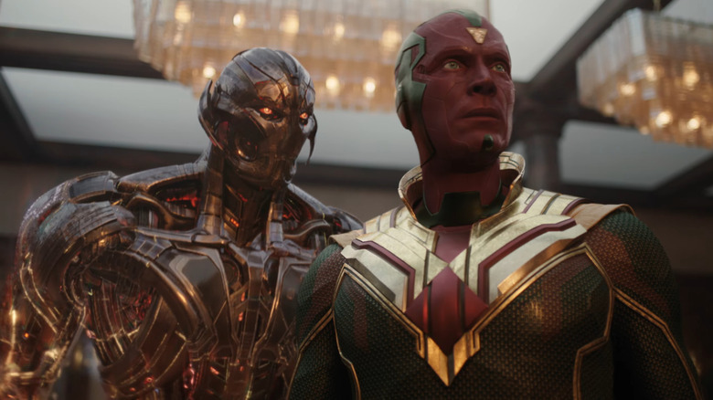 James Spader dans le rôle d'Ultron à côté de Paul Bettany dans le rôle de Vision dans VisionQuesst