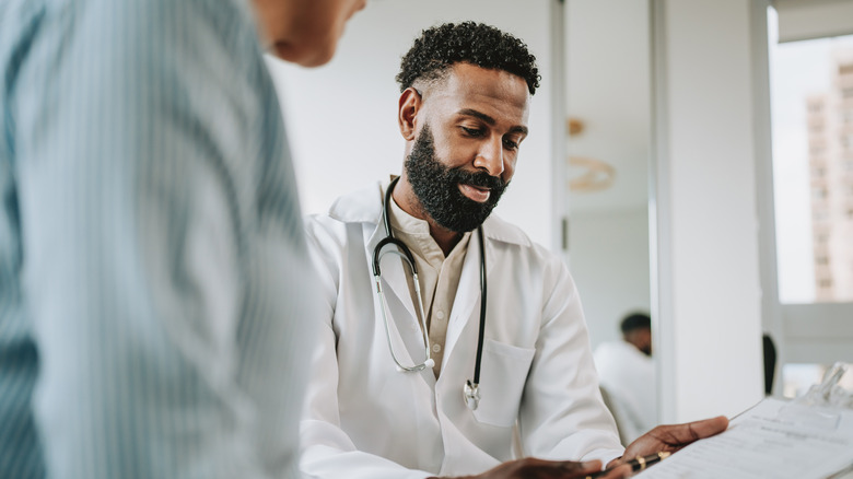Médecin examinant les résultats des tests médicaux avec un patient