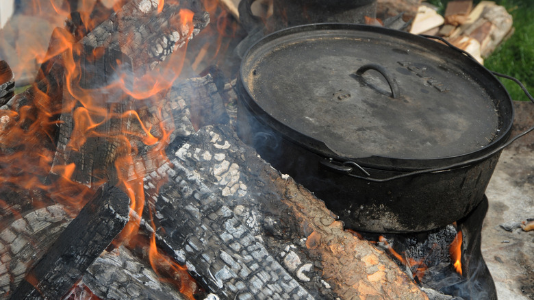 pot en fonte dans un feu de camp