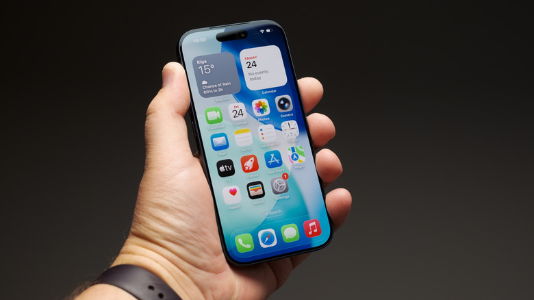 Un iPhone 17 affichant la page d’accueil.