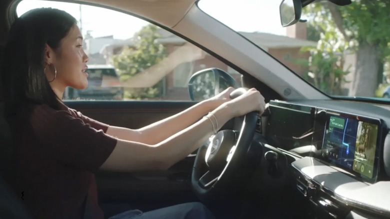 Une femme qui conduit utilise Android Auto