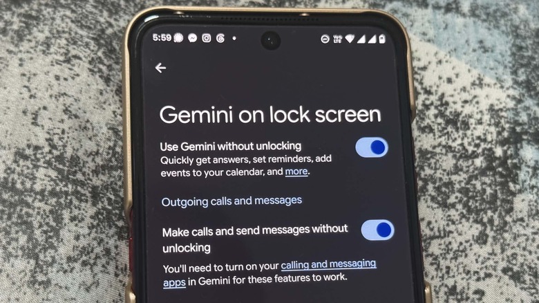 La page des paramètres de l'écran de verrouillage Gemini se trouve sur l'écran d'un téléphone mobile