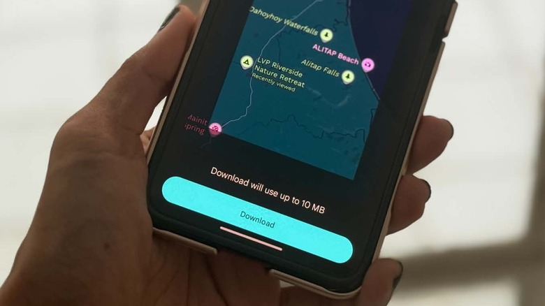 La page de téléchargement de cartes hors ligne de Google Maps s'affiche sur l'écran d'un téléphone mobile