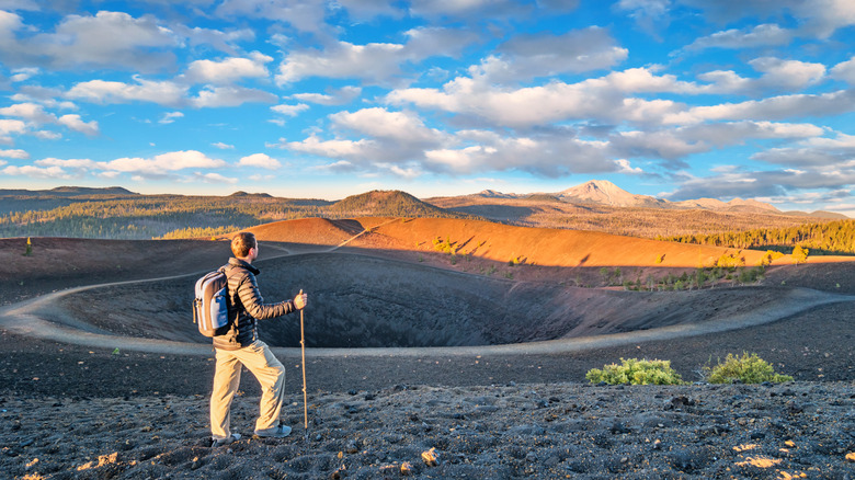un homme en randonnée au sommet du sentier Cinder Cone dans le parc national volcanique de Lassen