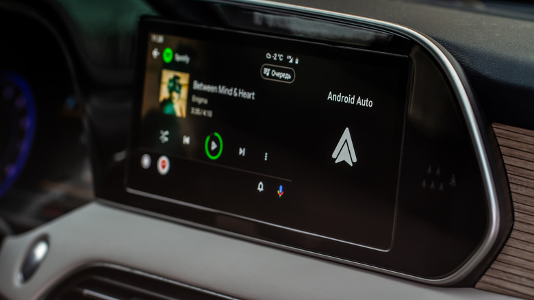 Gros plan d'Android Auto diffusant de la musique sur un écran d'infodivertissement de voiture