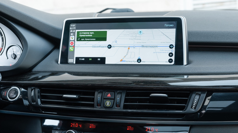 Écran de navigation Android Auto sur un écran d'infodivertissement de voiture
