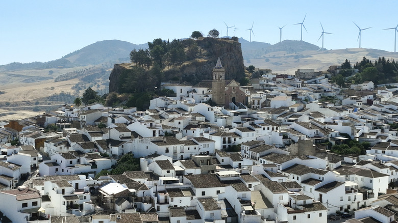Regardant vers le bas sur les maisons blanchies à la chaux d'Ardales en Andalousie, Espagne