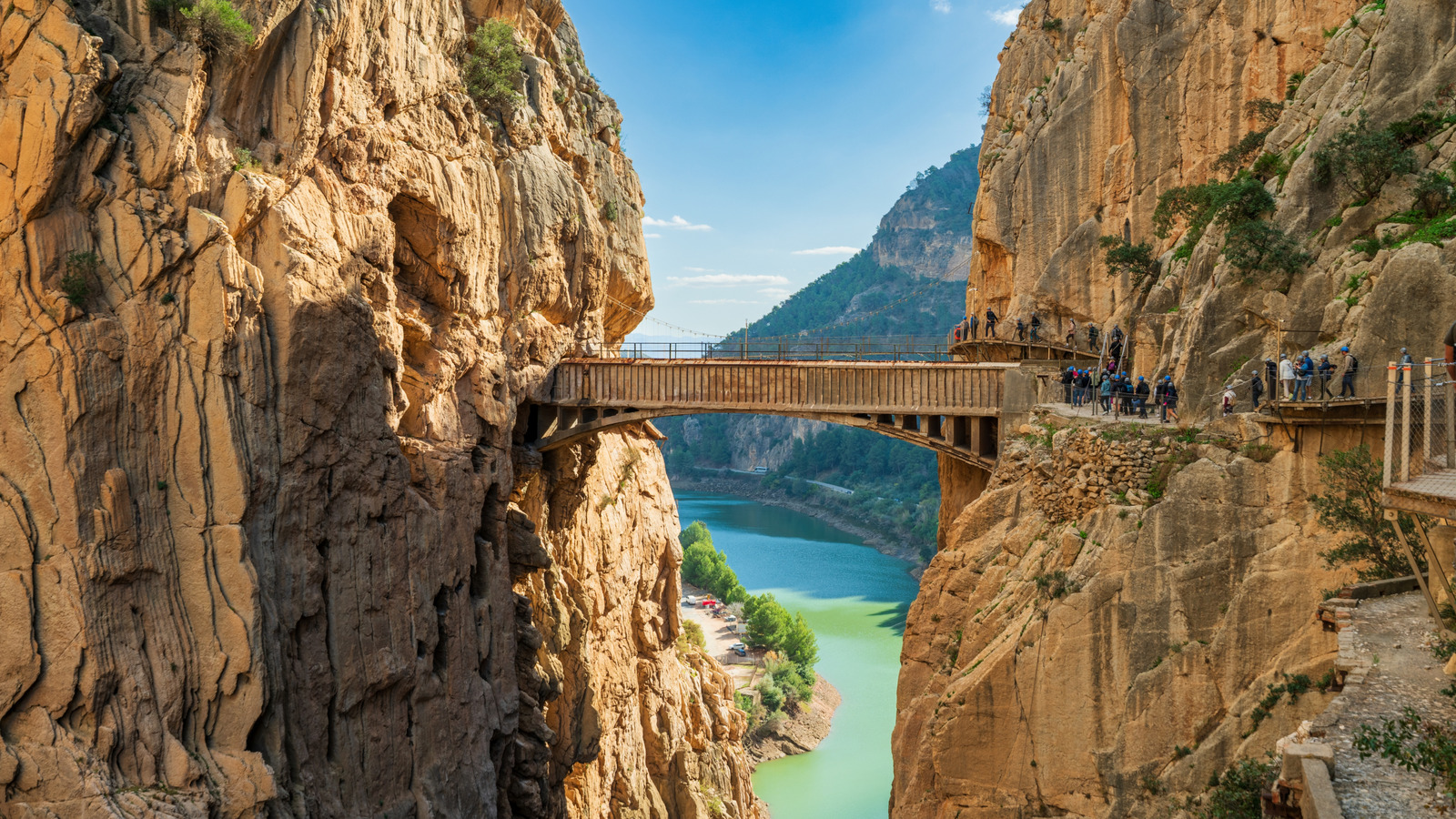 L'ancienne « passerelle la plus dangereuse » d'Espagne est désormais une aventure à couper le souffle à flanc de falaise