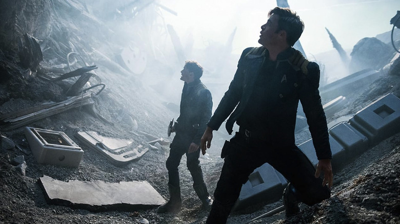Chekov et Kirk regardent quelque chose au milieu des décombres d'un accident dans Star Trek Beyond