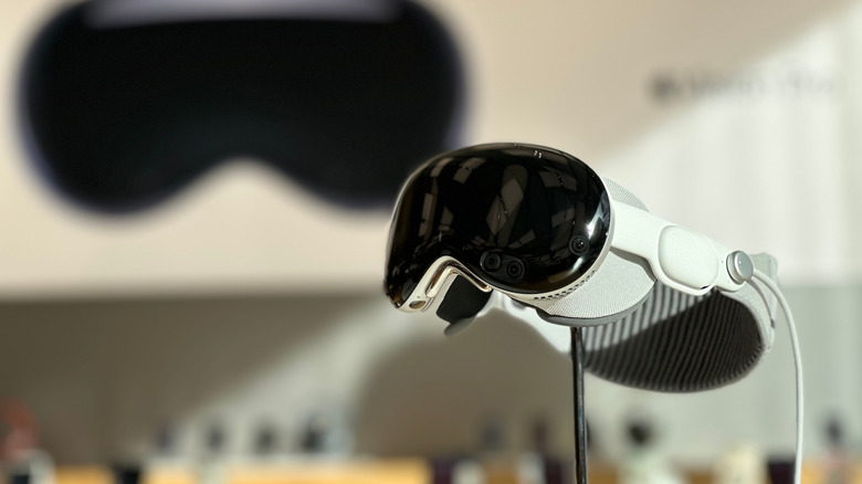 Un Apple Vision Pro exposé dans un Apple Store