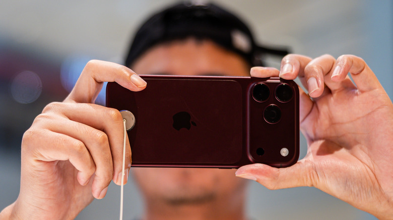 Un client testant les caméras iPhone 18 Pro