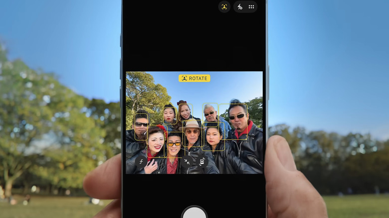 Annonce Apple montrant la fonctionnalité Center Stage sur un iPhone 17 Pro
