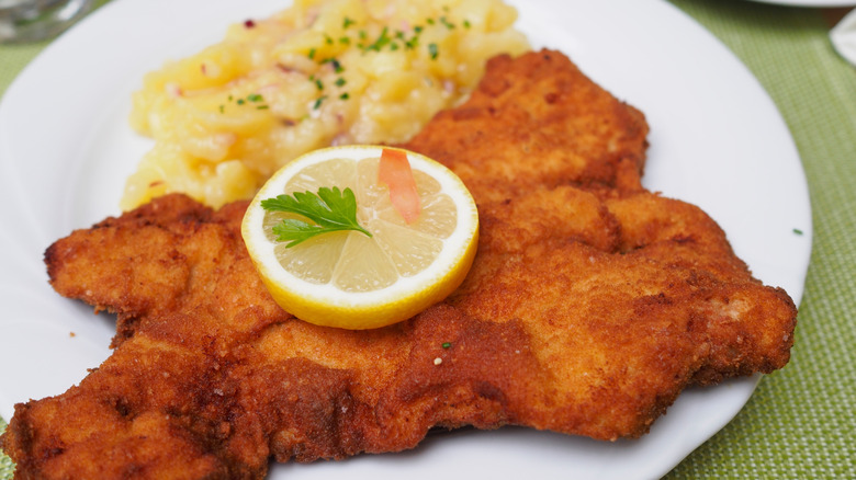 Escalope de Vienne, un plat au menu de l'Opa's Schnitzel Hut à Harker Heights, Texas