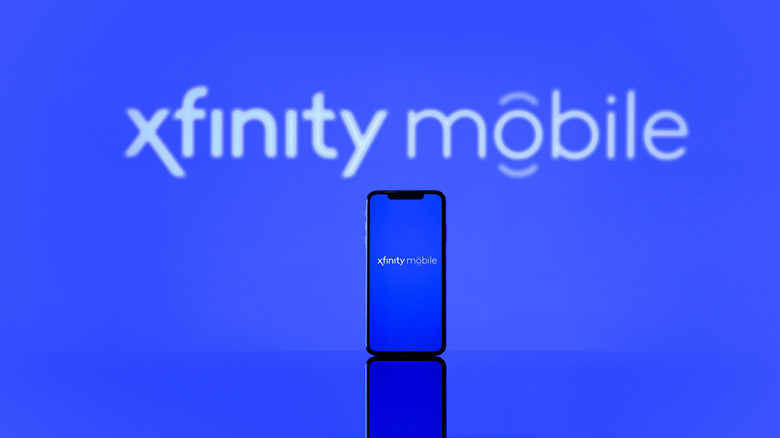 Affichage promotionnel Xfinity Mobile avec un smartphone