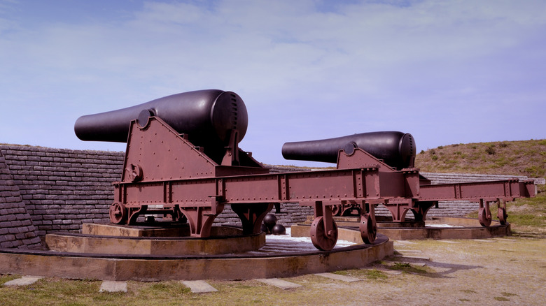 Canons le long de la Cannon Walk à Fort Moultrie sur Sullivan's Island, près de Charleston