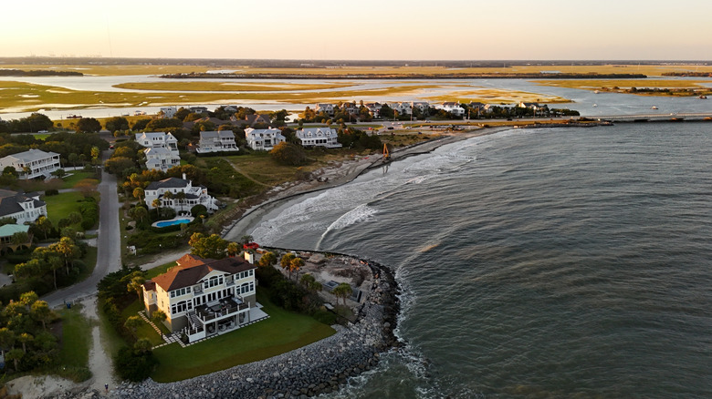 Maisons le long du rivage sur Sullivan's Island en Caroline du Sud