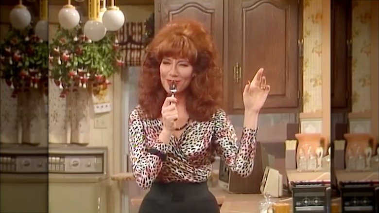Katey Sagal porte un chemisier à imprimé léopard avec un volumineux bouffant roux