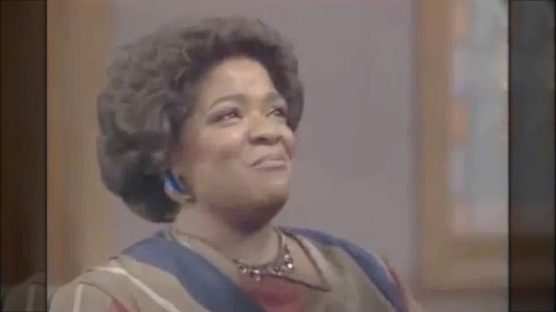 Nell Carter porte un chemisier rayé