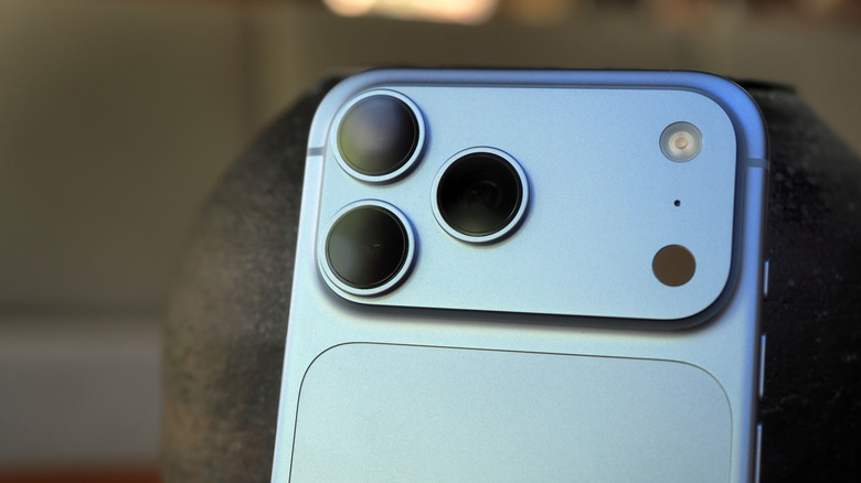 Un gros plan du module caméra de l’iPhone 18 Pro.
