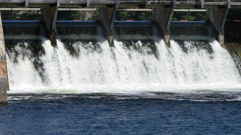 L'eau s'échappe du barrage du lac Hamlin