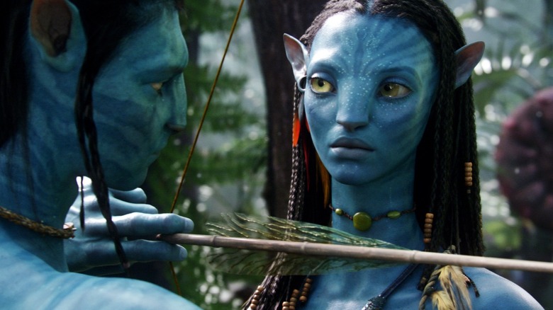 Neytiri apprend à Jake Sully à tirer avec un arc et des flèches dans Avatar