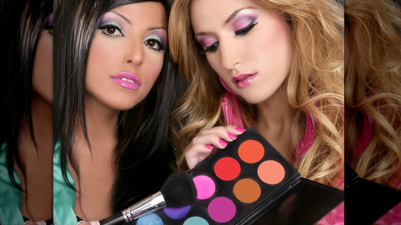 Deux femmes exhibant une application de fard à paupières colorée et une palette style années 80