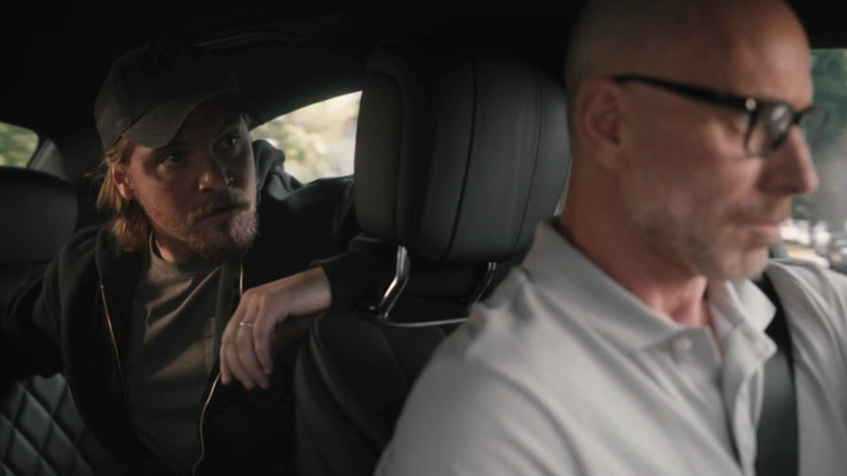 Grant Horton de Matt Gerald est assis dans une voiture avec Kayce Dutton de Luke Grimes sur la banquette arrière à Yellowstone