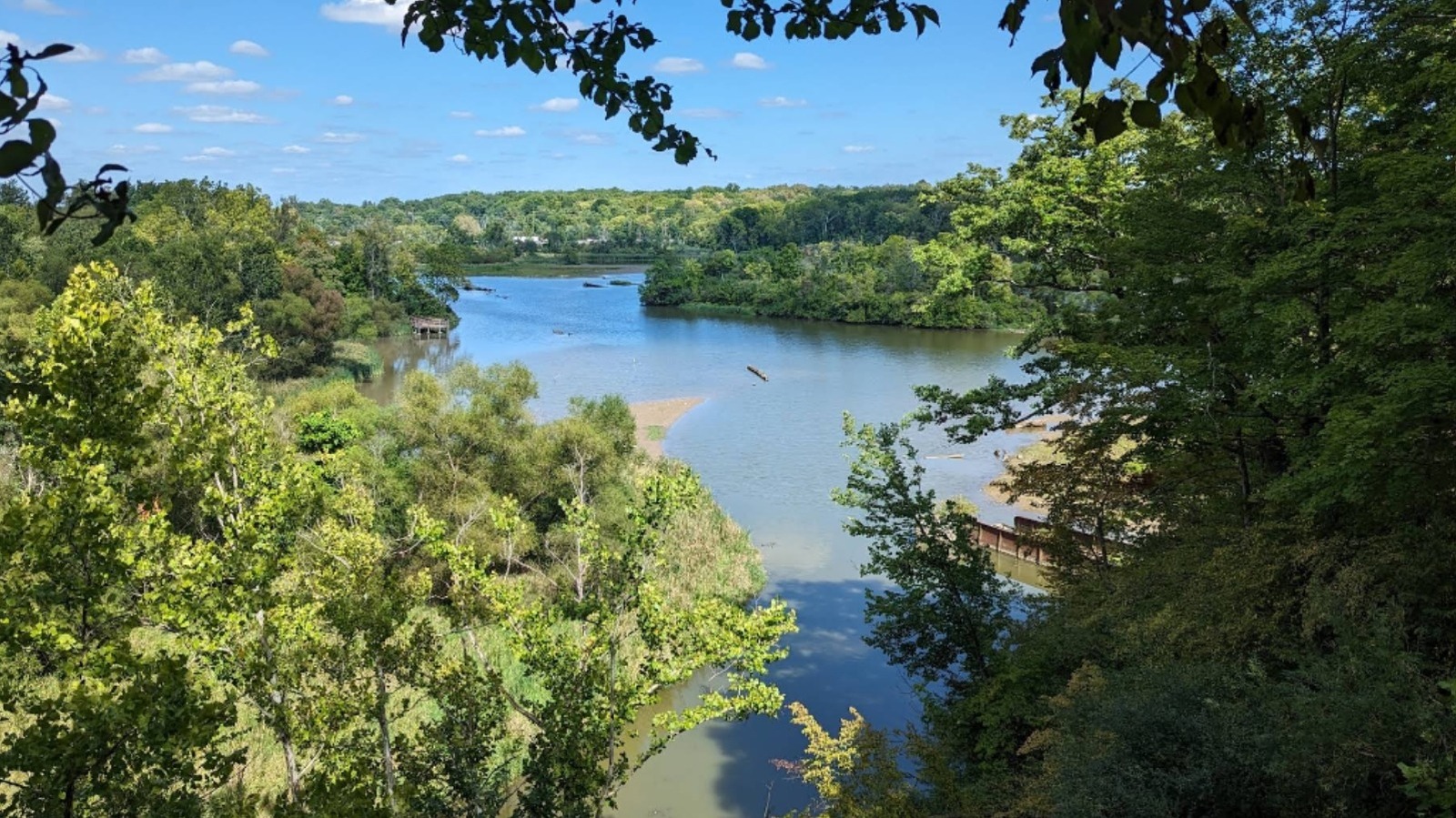 Le plus grand parc d'Indianapolis est une immense escapade au bord d'un lac avec 30 miles de sentiers