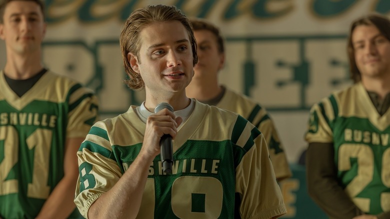 Noah Macon de Shea Pritchard tient un microphone dans le gymnase de son école dans Lanterns