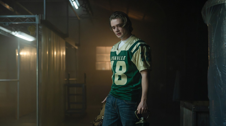 Noah Macon de Shea Pritchard tient une lanterne dans Lanterns