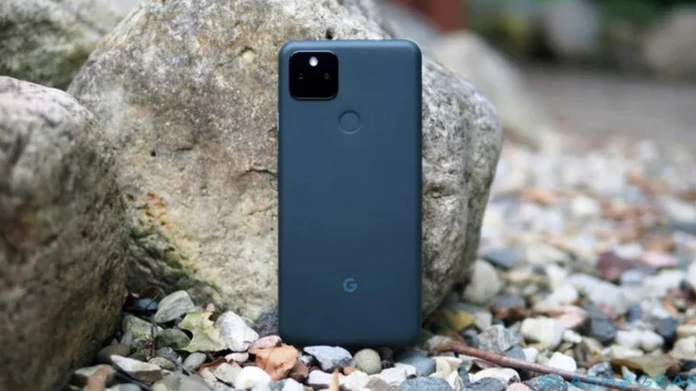 Un Google Pixel 5a debout sur de petits rochers