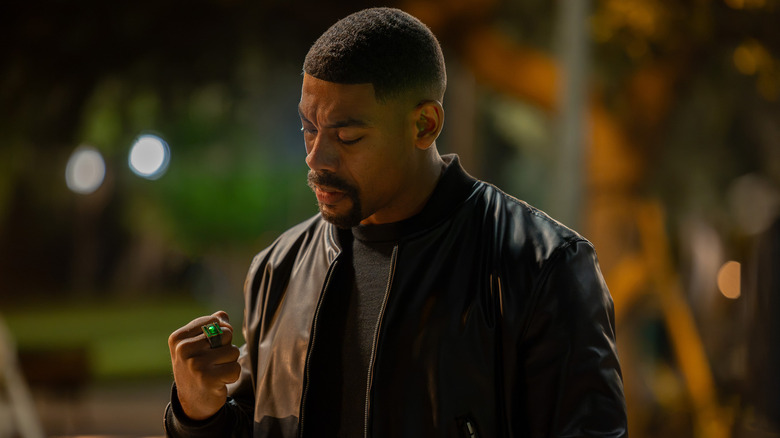 John Stewart d'Aaron Pierre regarde son Power Ring dans Lanterns