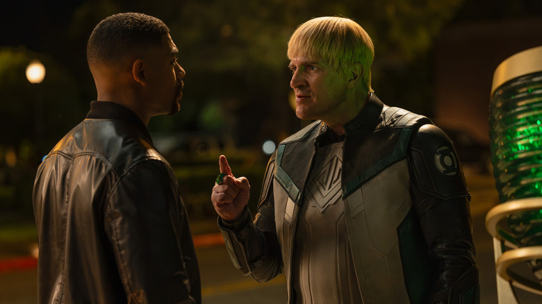 John Stewart d'Aaron Pierre affronte Guy Gardner de Nathan Fillion dans une rue la nuit dans Lanterns