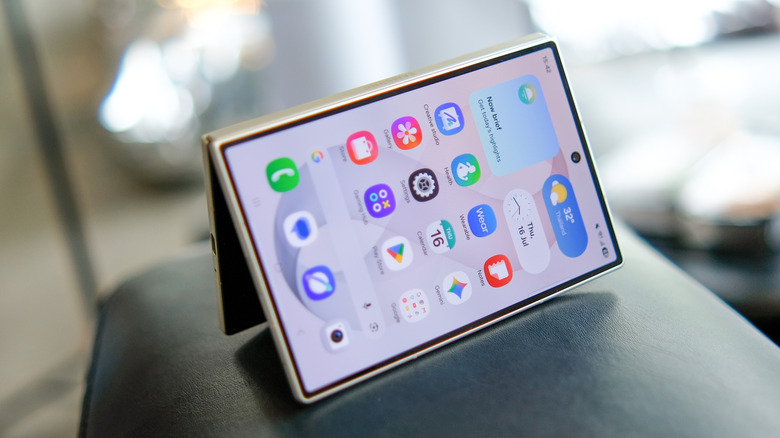 Le Samsung Galaxy Z Fold 8 dans un magasin en Thaïlande