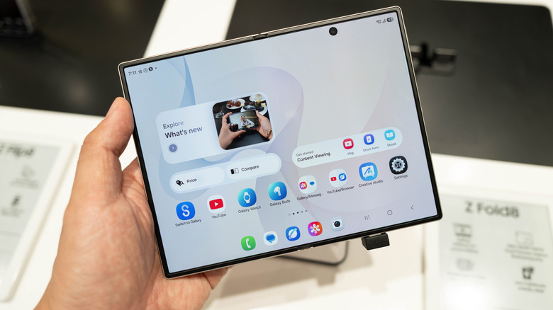 Une personne tenant le smartphone Galaxy Z Fold 8 dans un magasin à Bangkok