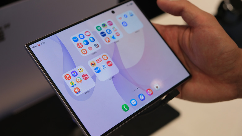 Galaxy Z Fold 8 affichant différentes icônes d'application dans des dossiers