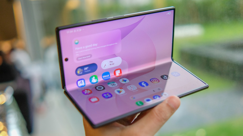 Un Galaxy Z Fold 8 Ultra en position semi-pliée
