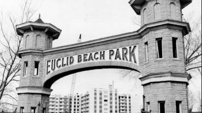 Photo historique en noir et blanc de l'arche originale d'Euclid Beach Park devant un parc d'attractions aujourd'hui disparu à Cleveland, Ohio