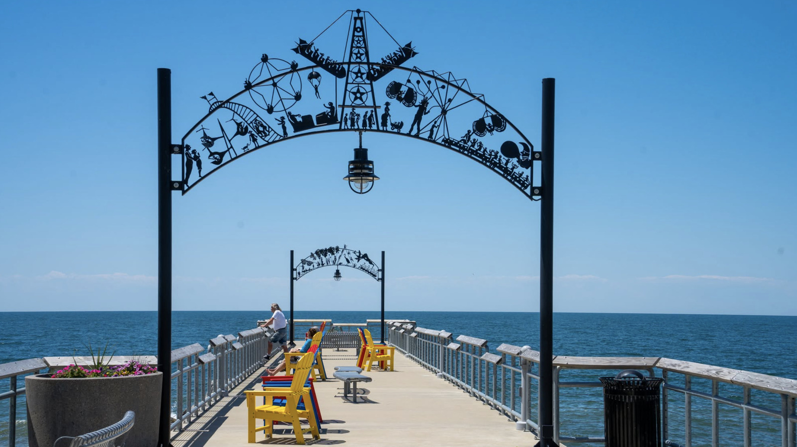 Le parc d'attractions abandonné de l'Ohio prospère toujours avec une plage pittoresque et une jetée au bord du lac