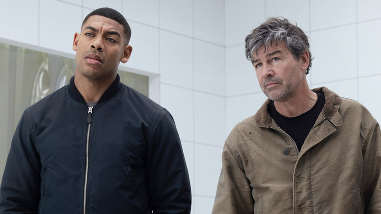 Hal Jordan de Kyle Chandler et John Stewart d'Aaron Pierre se tiennent côte à côte dans Lanterns