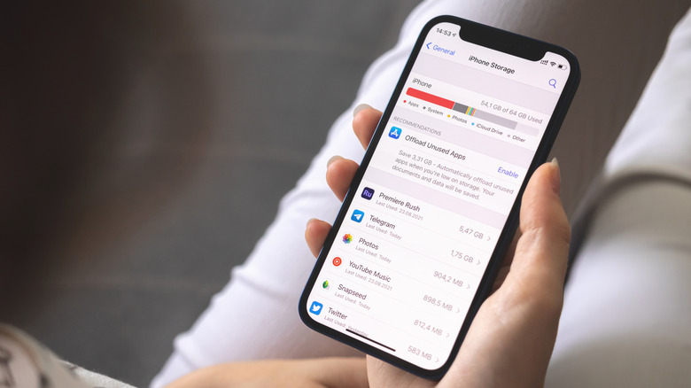 Personne consultant les informations de stockage de l’iPhone.